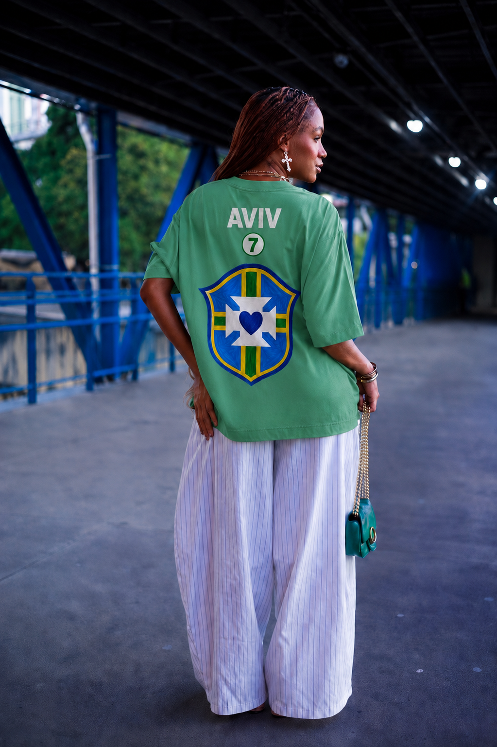 TEE BOXY 'DEUS É BRASILEIRO' - VERDE ESTONADO