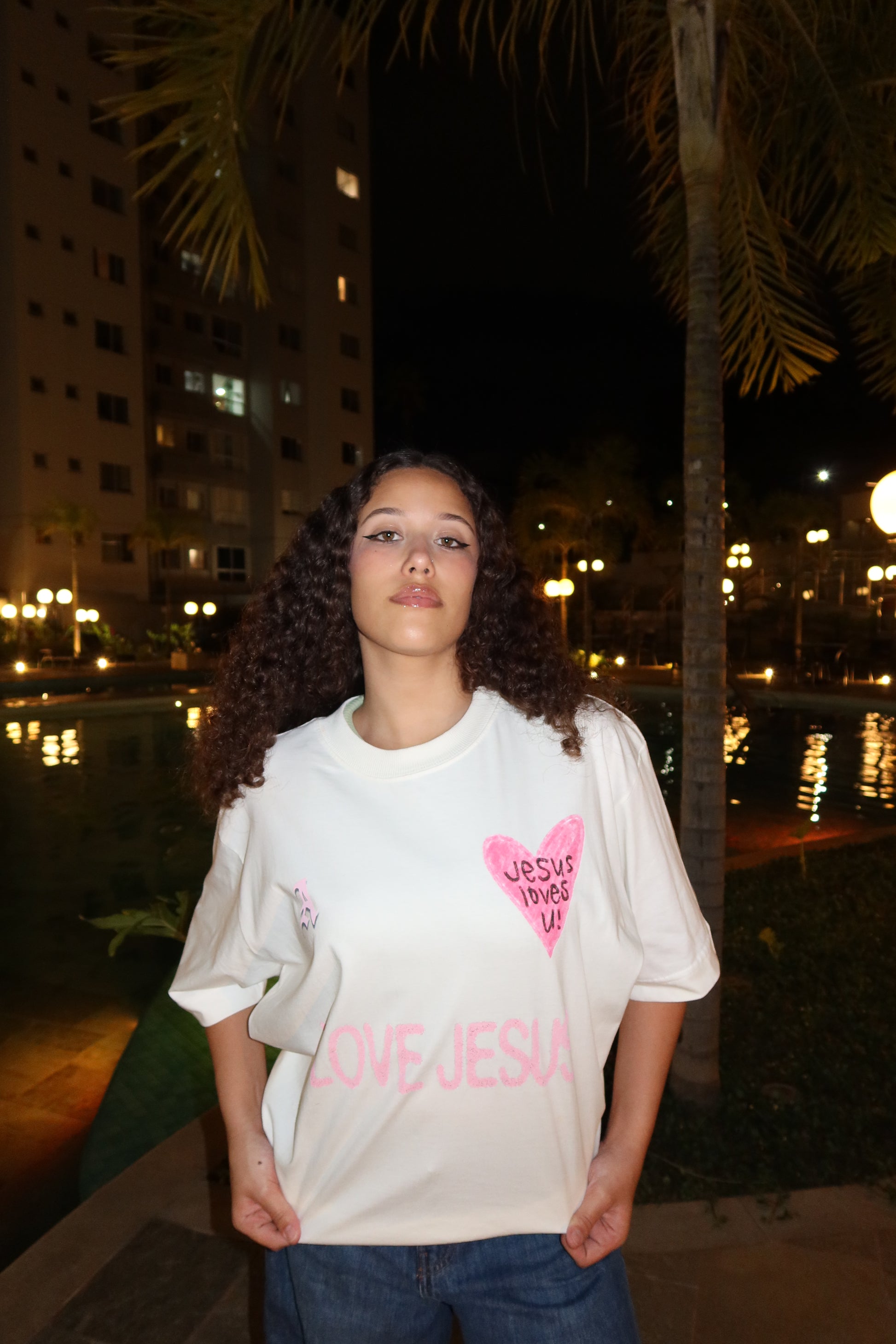 TEE OVERSIZED 'JESUS LOVES U'