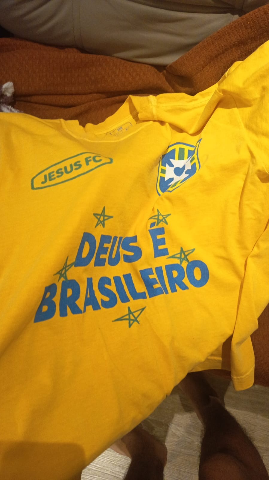 TEE BOXY 'DEUS É BRASILEIRO' - AMARELO ESTONADO