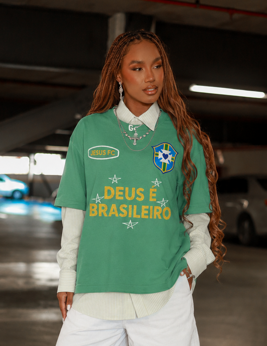 TEE BOXY 'DEUS É BRASILEIRO' - VERDE ESTONADO