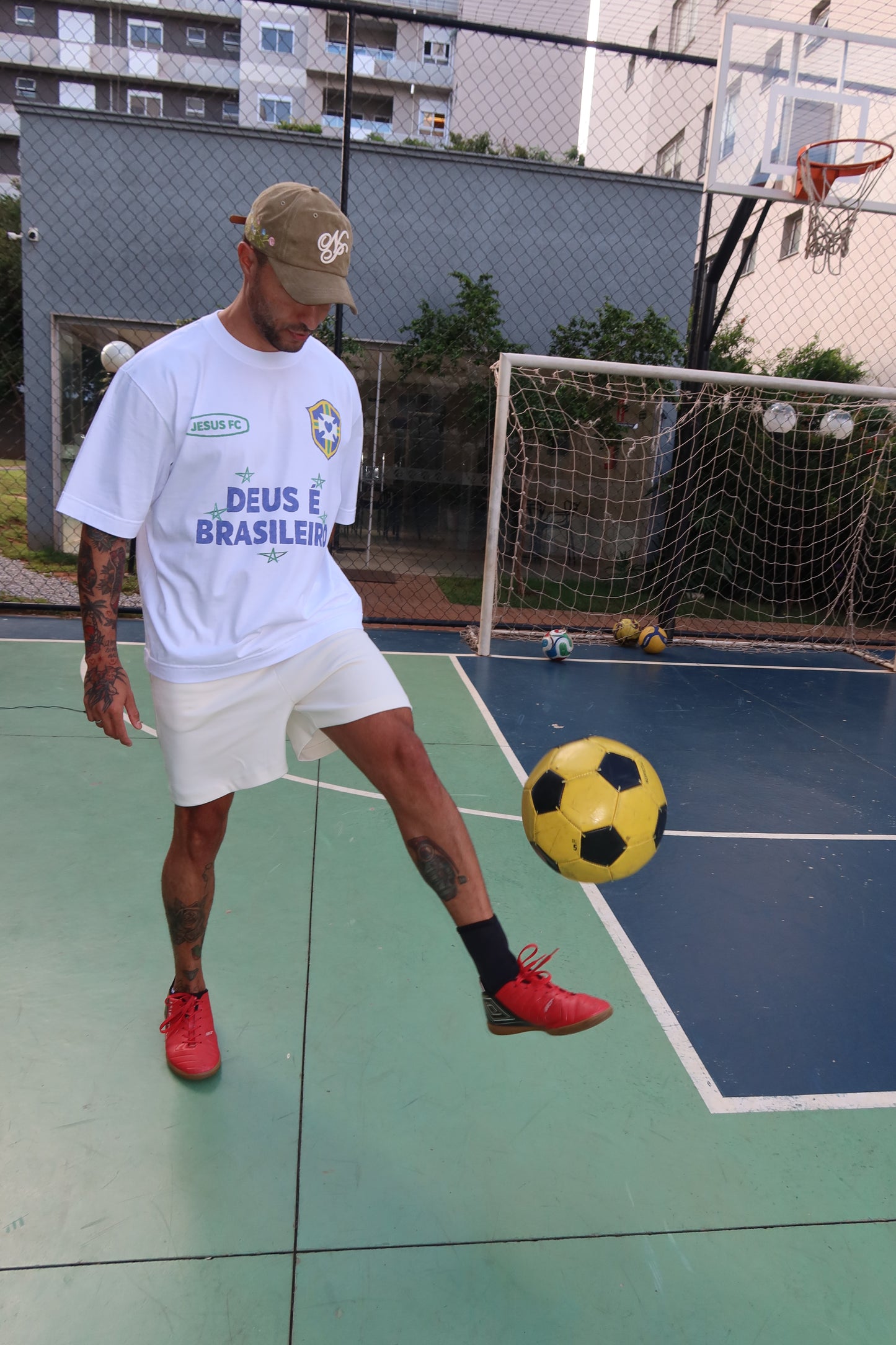 TEE BOXY 'DEUS É BRASILEIRO' - BRANCO