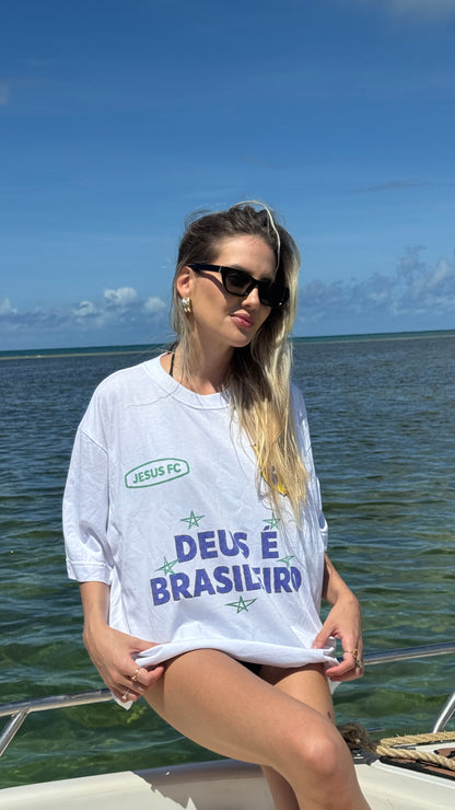 TEE BOXY 'DEUS É BRASILEIRO' - BRANCO
