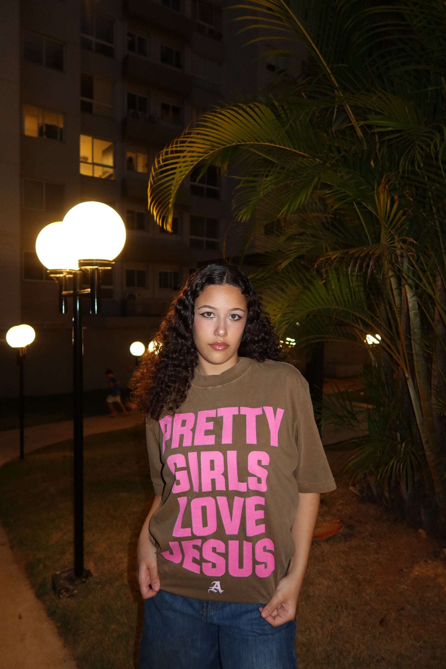 TEE OVERSIZED 'PRETTY GIRLS - INGLÊS'