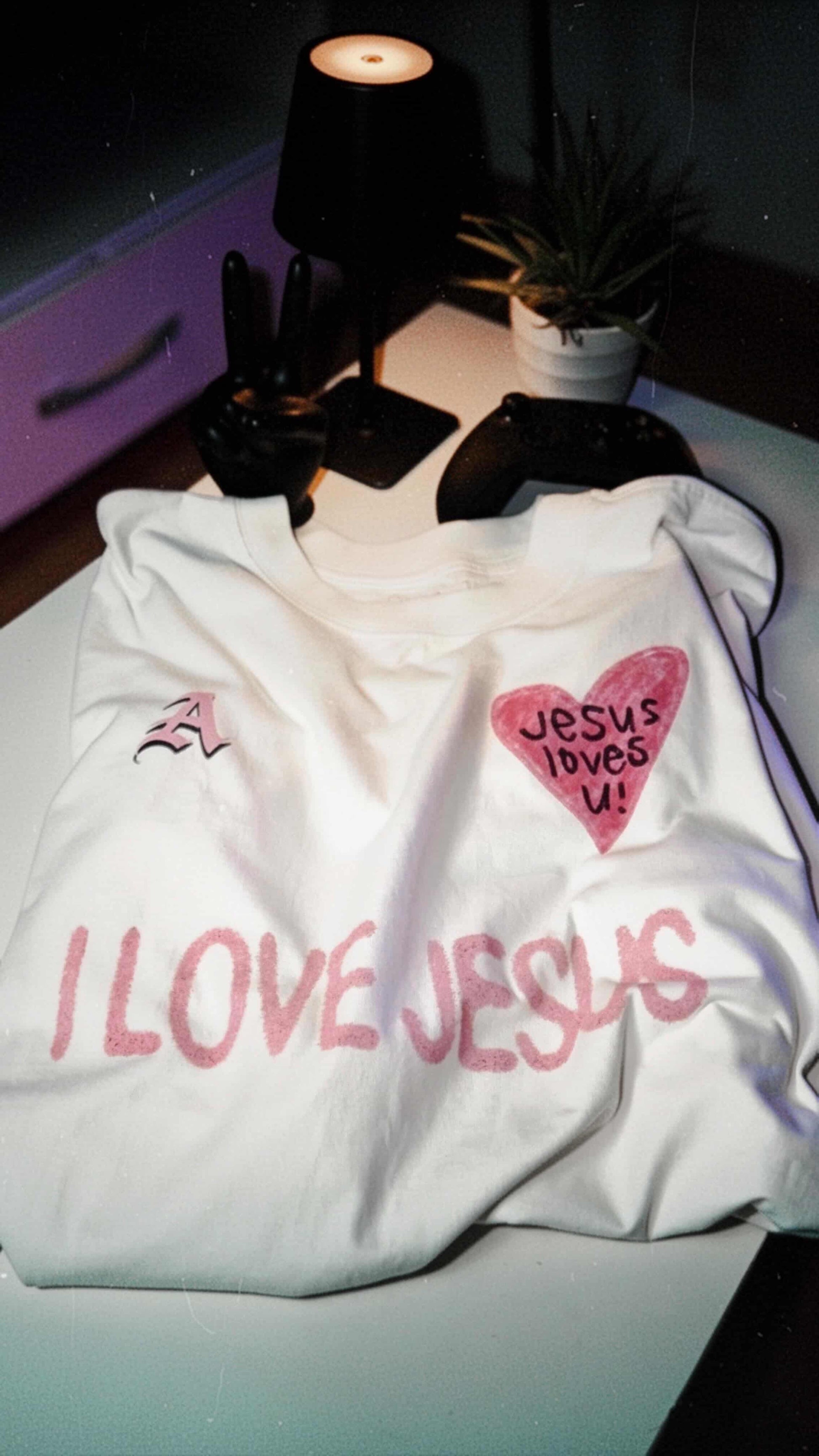 TEE OVERSIZED 'JESUS LOVES U'