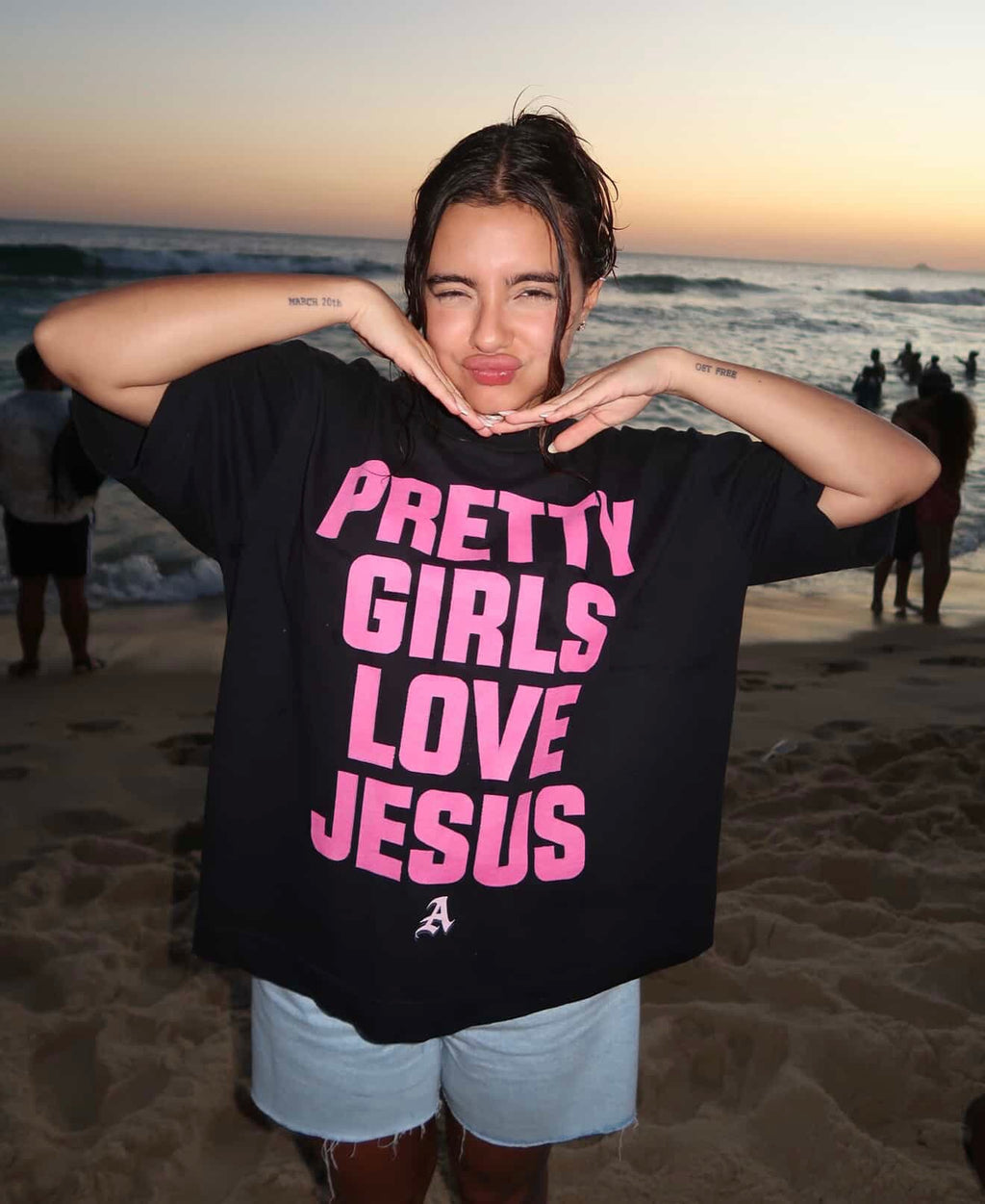 CAMISETA OVERSIZED 'PRETTY GIRLS - INGLÊS' [FRENTE]