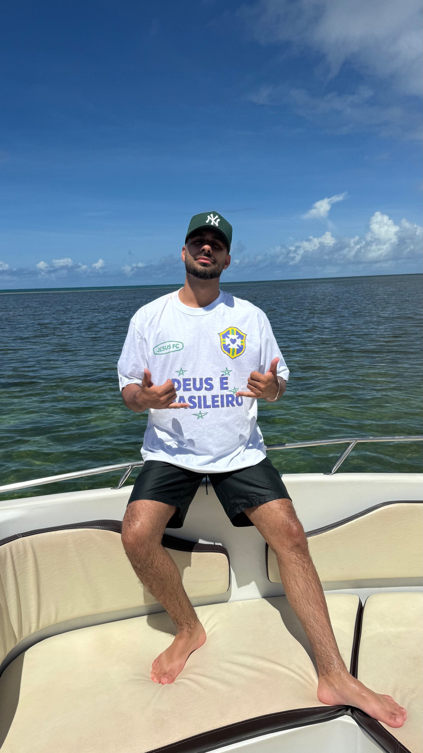 TEE BOXY 'DEUS É BRASILEIRO' - BRANCO