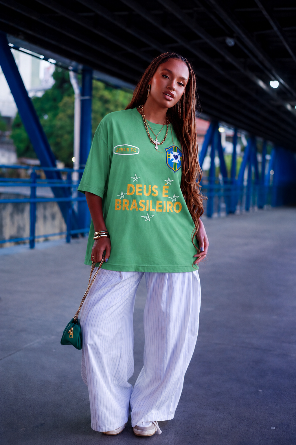 TEE BOXY 'DEUS É BRASILEIRO' - VERDE ESTONADO