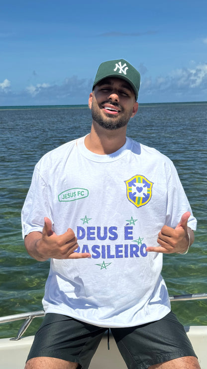 TEE BOXY 'DEUS É BRASILEIRO' - BRANCO