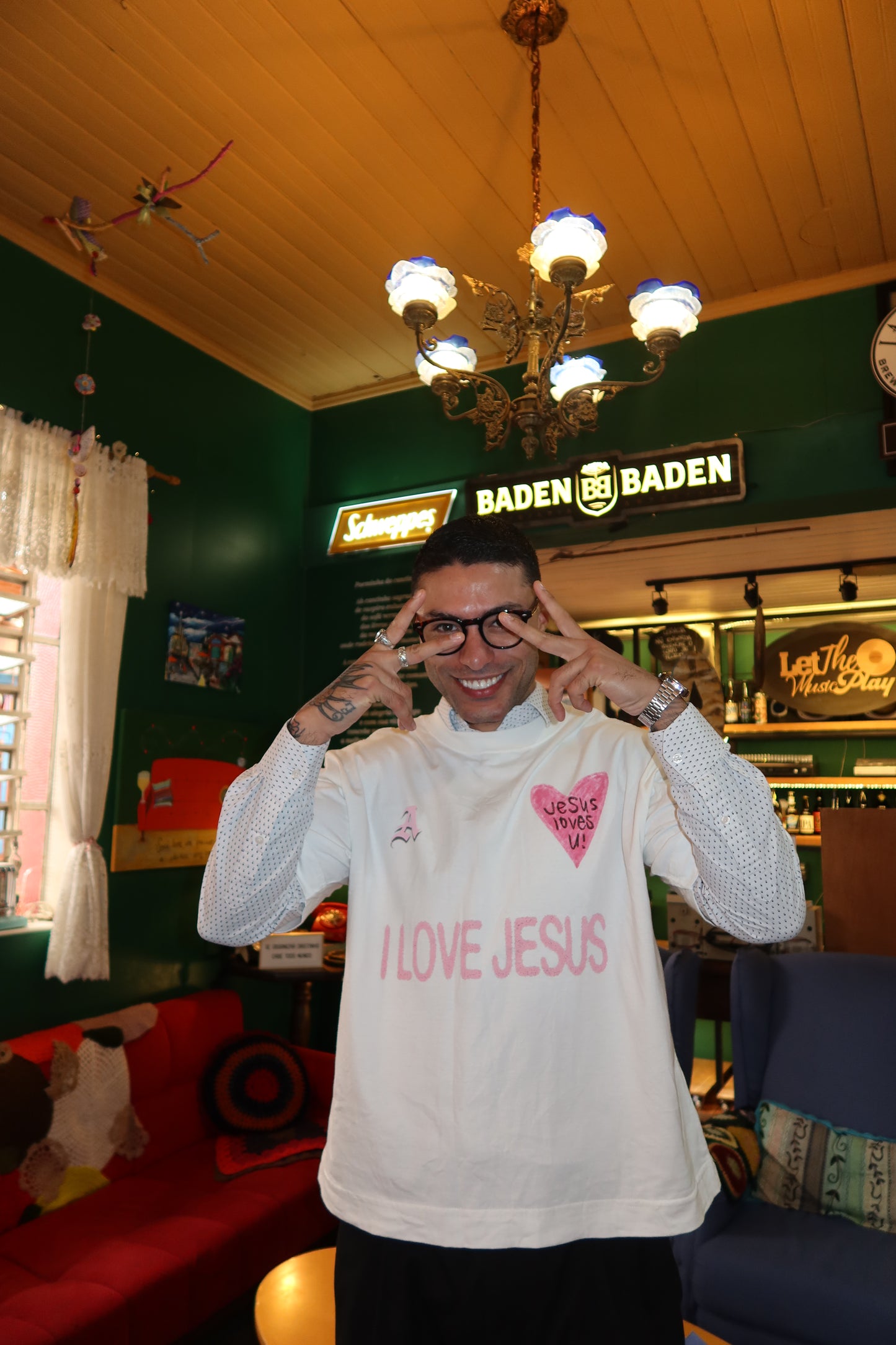 TEE BOXY 'JESUS LOVES U'