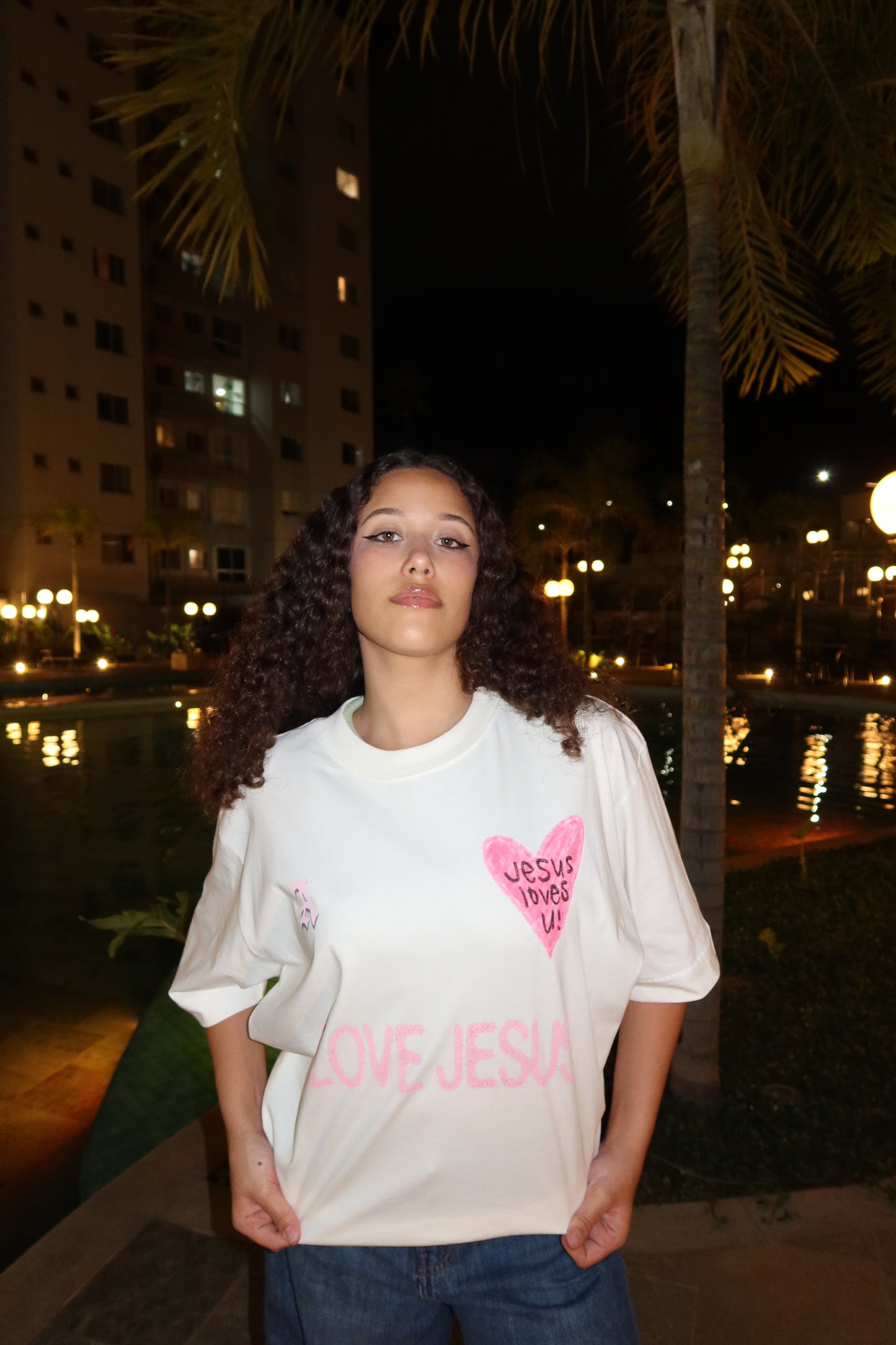 TEE OVERSIZED 'JESUS LOVES U'