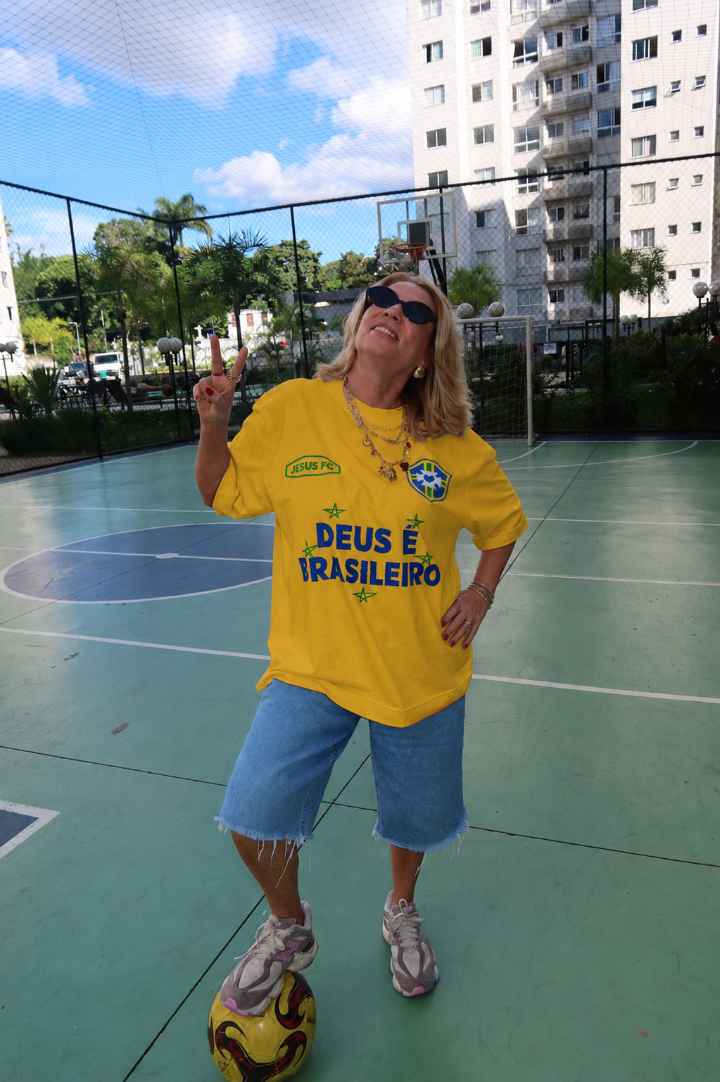 TEE BOXY 'DEUS É BRASILEIRO' - AMARELO ESTONADO