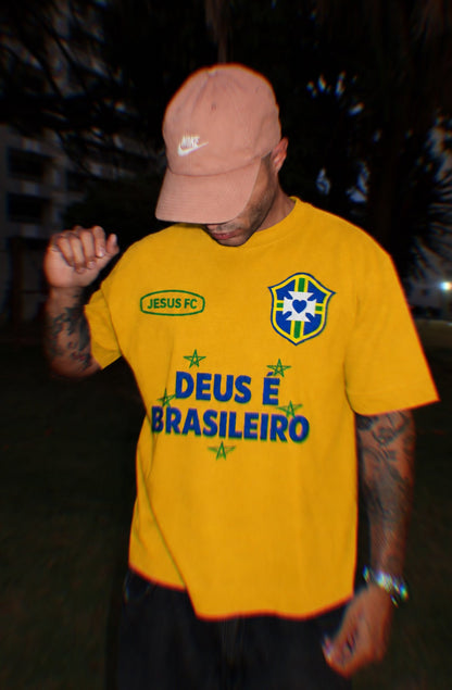 TEE BOXY 'DEUS É BRASILEIRO' - AMARELO ESTONADO