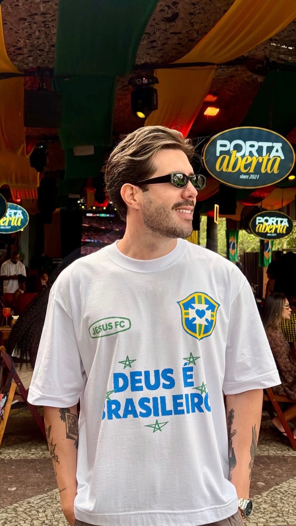 TEE BOXY 'DEUS É BRASILEIRO' - BRANCO